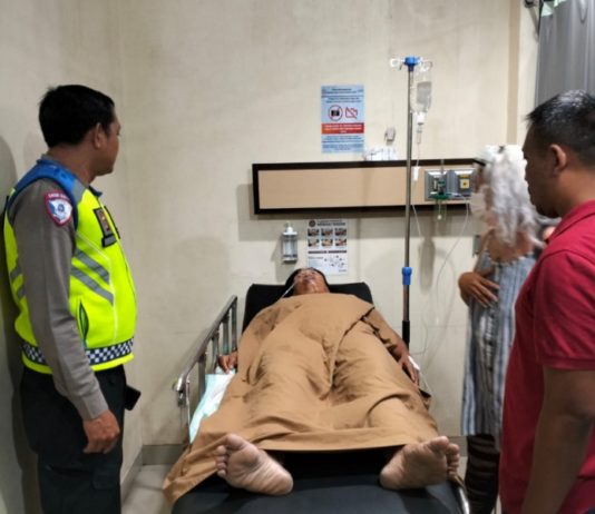 Ambil Haluan Terlalu ke Kanan, Truk Hantam Dua Motor