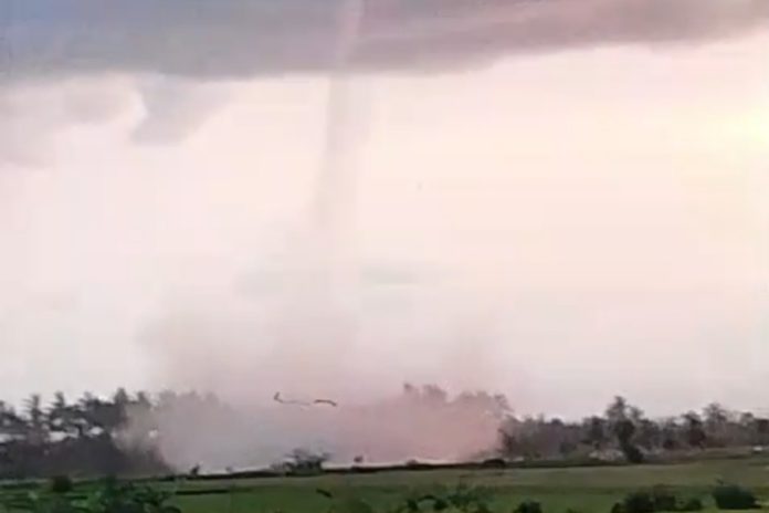 Angin Puting Beliung Terjang Penyaringan, Sejumlah Bangunan Rusak 1