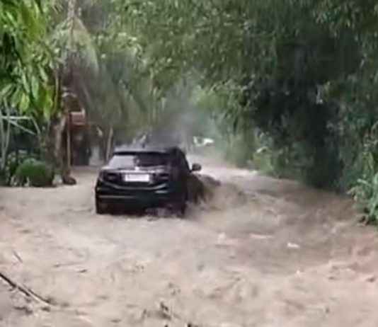 Banjir Landa Antiga, Rendam Rumah Warga hingga Sebabkan Mobil-Motor Hanyut