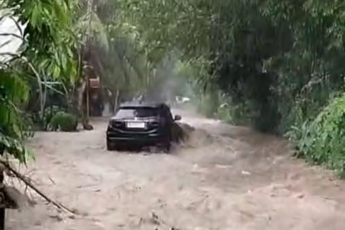 Banjir Landa Antiga, Rendam Rumah Warga Hingga Sebabkan Mobil Motor Hanyut 1