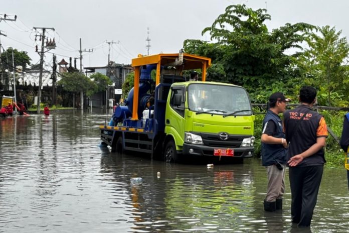 Banjir Rendam Jalan Kunti Seminyak, Sejumlah Wisawatan Dievakuasi 1
