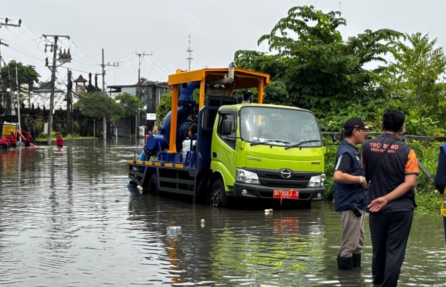 Banjir Rendam Jalan Kunti Seminyak, Sejumlah Wisatawan Dievakuasi