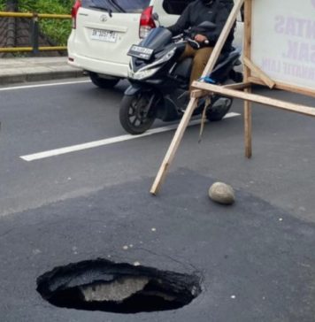 Baru Seminggu Diperbaiki, Jalan Raya Darmasaba Kembali Jebol