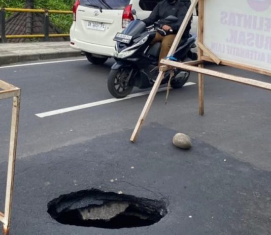 Baru Seminggu Diperbaiki, Jalan Raya Darmasaba Kembali Jebol