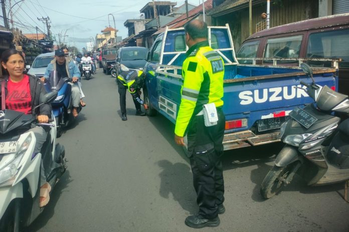 Beri Efek Jera, 10 Mobil Digembosi Petugas Di Jalan Raya Desa Batur 1