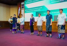 Bupati Adi Arnawa Serahkan Piagam Penghargaan TJSP kepada 94 Perusahaan