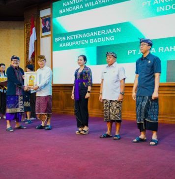 Bupati Adi Arnawa Serahkan Piagam Penghargaan TJSP kepada 94 Perusahaan