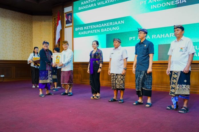 Bupati Adi Arnawa Serahkan Piagam Penghargaan TJSP Kepada 94 Perusahaan 1