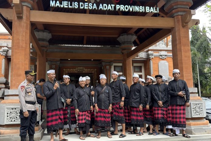 Didatangi Puluhan Warga Desa Adat Bayuasri Pertanyakan 'Ngadegang' Bandesa, Ini Kata MDA Bali 1