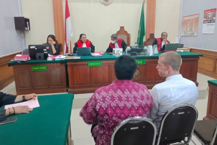 Diduga Selundupkan 1,3 Kilogram Kokain, Warga Inggris Disidang 1