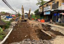 Dinas PUPR Badung Kebut Perbaikan Jalan Raya Darmasaba yang Jebol Akibat Saluran Irigasi