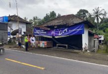 Disopiri Remaja Belasan Tahun, Truk Galian C Tabrak Warung di Jalan Raya Besakih