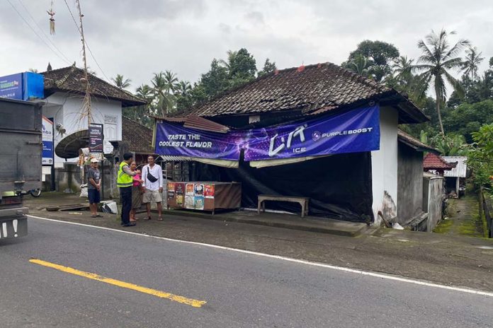 Disopiri Remaja Belasan Tahun, Truk Galian C Tabrak Warung Di Jalan Raya BEsakih 1