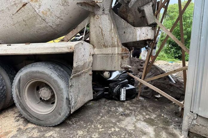 Gagal Nanjak, Truk Molen Tabrak Sejumlah Kendaraan Di Jalan Siligita 1