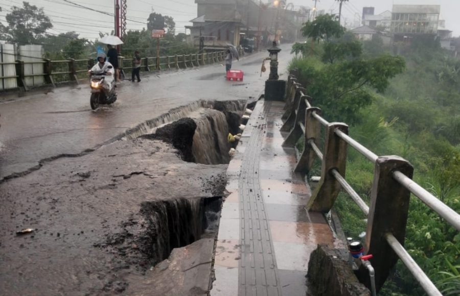 Hujan Deras, Jalan Penelokan Jebol