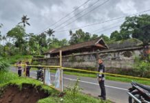 Jalan Amblas Belasan Meter di Penglumbaran Dipasangi Police Line