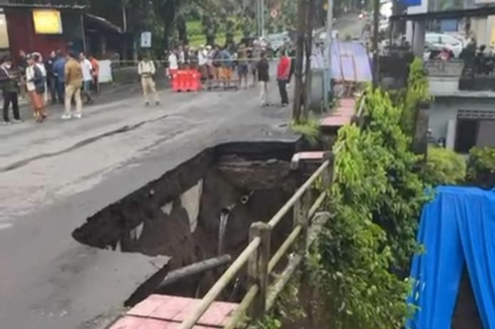 Jalan Di Ubud Jebol, Dinas PUPR Gianyar Tutup Total Akses Demi Keselamatan 1
