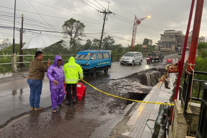 Jalan Jebol Di Penelokan, Polsek Kintamani Pasang Water Barrier Dan Police Line 1