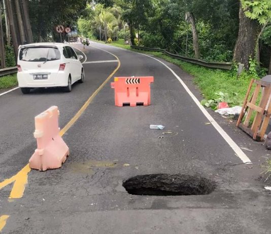Jalan Nasional Denpasar-Gilimanuk di Selemadeg Jebol, Polsek Atur Lalin Cegah Kemacetan