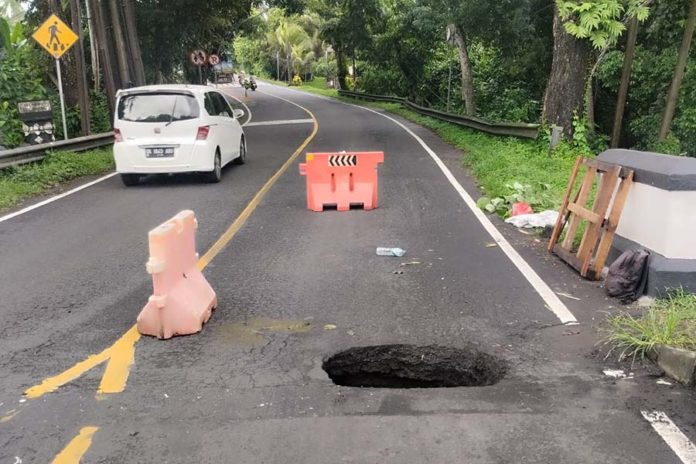 Jalan Nasional Denpasar Gilimanuk Di Selemadeg Jebol, Polsek Atur Lalin Cegah Kemacetan 1