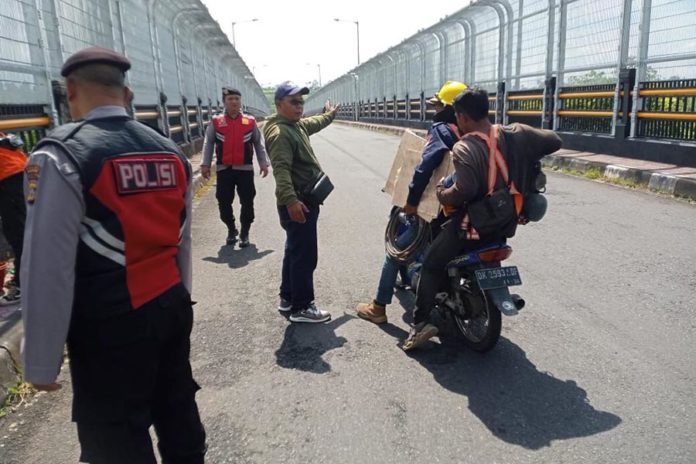 Jembatan Tukad Bangkung Dipantau, Polsek Petang Kerja Sama Pecalang Dan Linmas 1