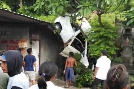 Lepas Kendali di Turunan, Mobil Tabrak Rumah Warga Tigawasa
