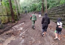 Longsor Bukit Abang Timbun Jalan Menuju Terunyan, Mobil Sempat Terjebak