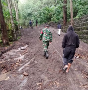 Longsor Bukit Abang Timbun Jalan Menuju Terunyan, Mobil Sempat Terjebak