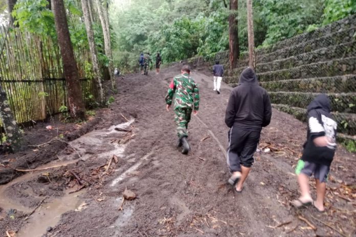 Longsor Bukit Abang Timbun Jalan Menuju Terunyan, Mobil Sempat Terjebak 1