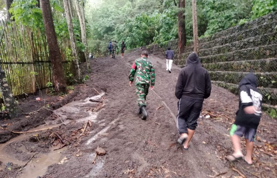 Longsor Bukit Abang Timbun Jalan Menuju Terunyan, Mobil Sempat Terjebak