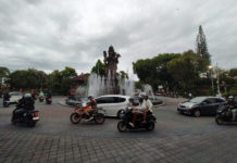 Melepas Matahari di Denpasar Tahun Ini Tanpa Musik dan Kembang Api