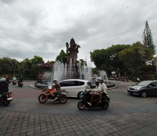 Melepas Matahari di Denpasar Tahun Ini Tanpa Musik dan Kembang Api