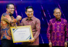 Menkum RI Serahkan Penghargaan Pembentukan Posbakum pada Bupati Adi Arnawa