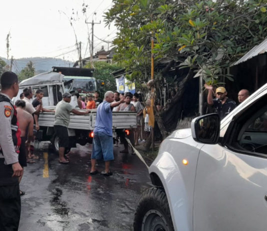 Microbus Hantam Toyota Rush di Simpang Pludu, Satu Orang Dilarikan ke RSUD Bangli