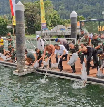 Pangdam Piek Budyakto Tebar Ribuan Ekor Benih Ikan Nila di Danau Batur