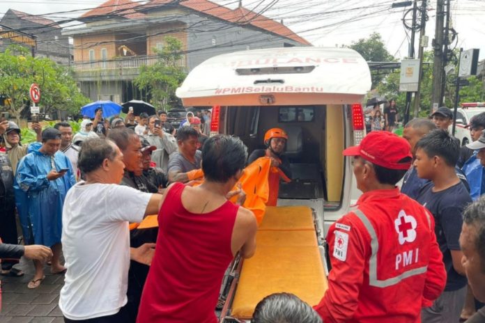 Perempuan WNA Terseret Banjir Di Tibubeneng, Ditemukan Meninggal Di Jembatan 1
