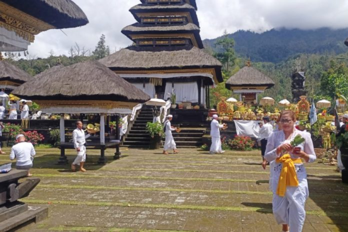 Perubahan Sasih Berpotensi Timbulkan Penyakit Hingga Bencana, Bumi Sudha Digelar Di Pura Pengubengan Besakih 1