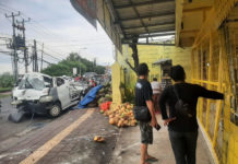 Pikap Ringsek Tabrak Mobil dan Toko di Simpang Penimbangan