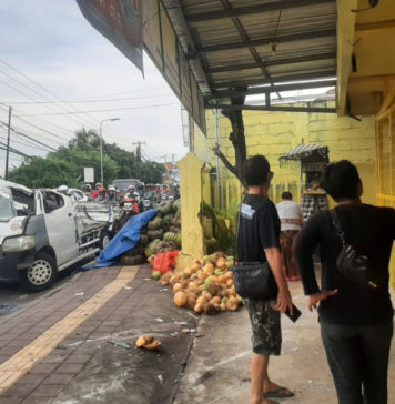 Pikap Ringsek Tabrak Mobil dan Toko di Simpang Penimbangan