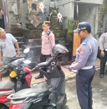 Polsek Ubud Tertibkan Parkir Liar, Puluhan Kendaraan Ditindak