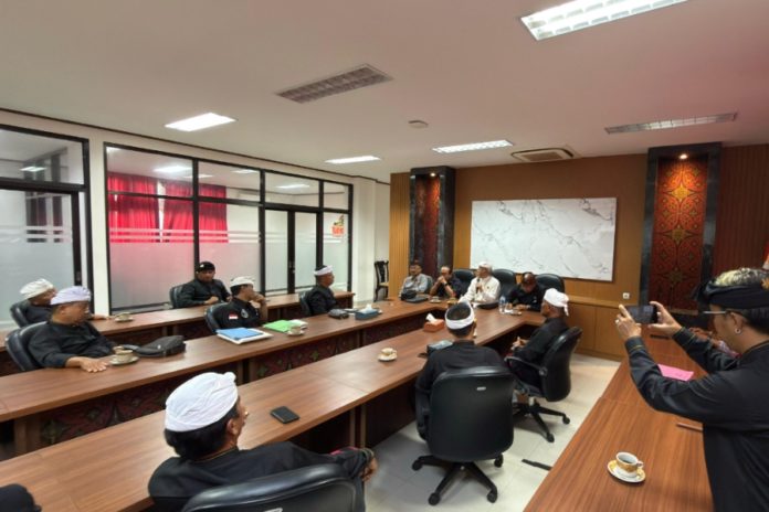 Puluhan Warga Desa Adat Banyuasri Datangi MDA Bali, Minta Jawaban Soal Ini 1