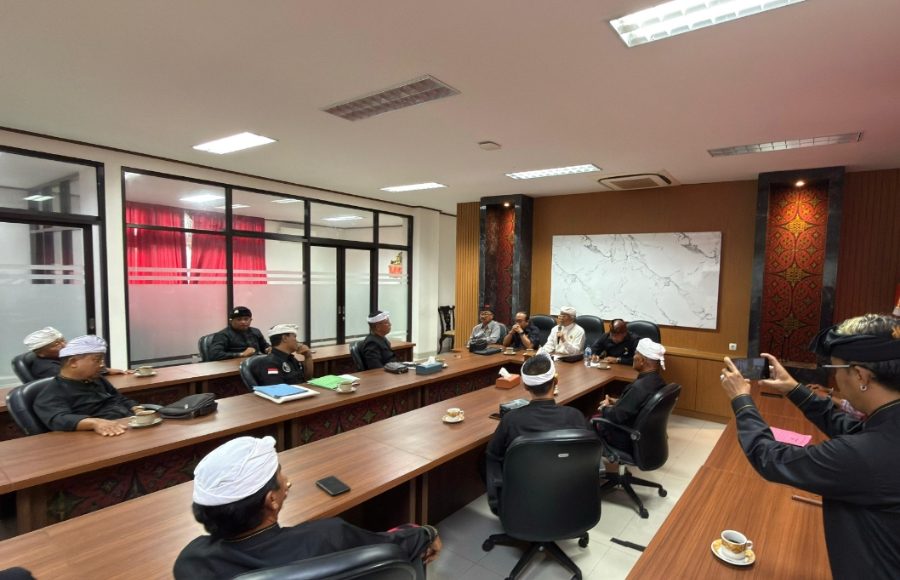 Puluhan Warga Desa Adat Banyuasri Datangi MDA Bali, Minta Jawaban Soal Ini