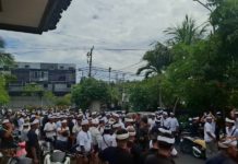 Ribuan Warga Jimbaran Datangi Polsek Kutsel Berakhir Damai, Sopir Ngamuk Kena Sanksi Adat