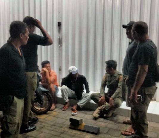 Satpol PP Gianyar Amankan Lansia Linglung Asal Bandung di Pejeng