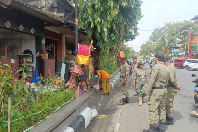 Satpol PP Gianyar Intensifkan Penertiban Pedagang Pelanggar Fasum 1