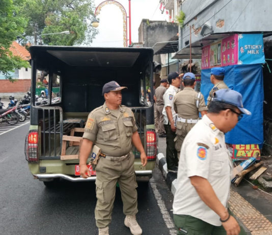 Satpol PP Gianyar Tertibkan Pedagang yang Berjualan di Fasilitas Umum