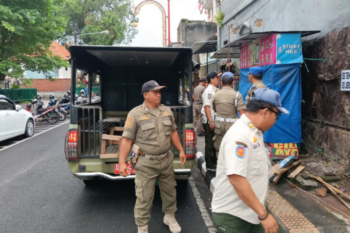 Satpol PP Gianyar Tertibkan Pedagang Yang Berjualan Di Fasilitas Umum 1