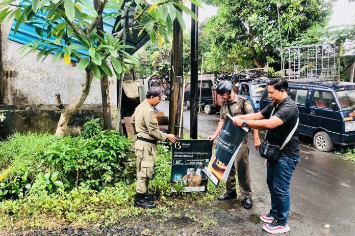 Satpol PP Gianyar Tertibkan Puluhan Banner Ilegal Di Pusat Kota 1