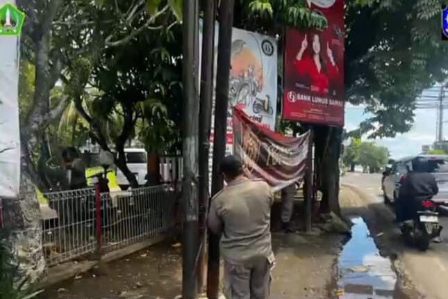 Satpol PP Tabanan Tertibkan 1.013 Reklame Tak Sesuai Perda Selama Setahun 1