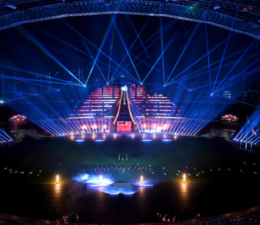 SEA Games 2025 Ditutup, Atlet Kierana Alexandra Bawa Bendera Indonesia Saat Defile